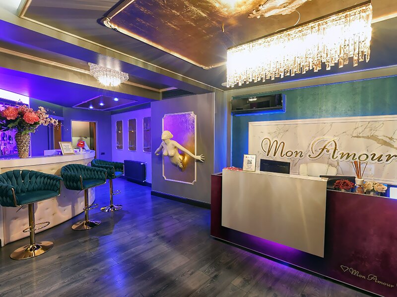 Maseuze pentru salon de lux.